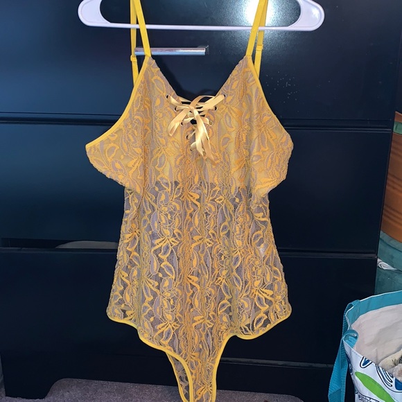 SHEIN Tops - Yellow lace bodysuit